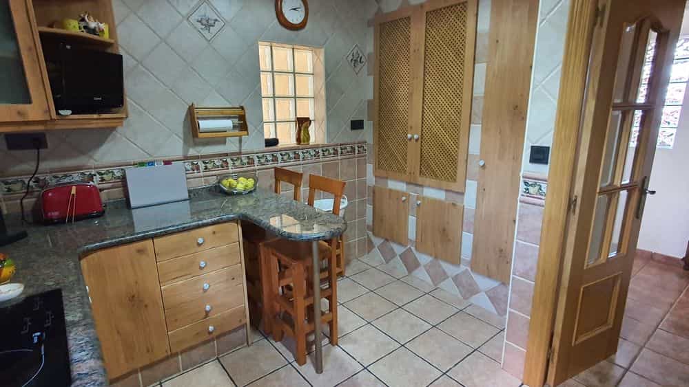 Picture of undefined, number 3